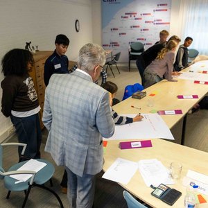 Leerlingenraden adviseren bestuurder over de toekomst van onderwijs, technologie en burgerschap